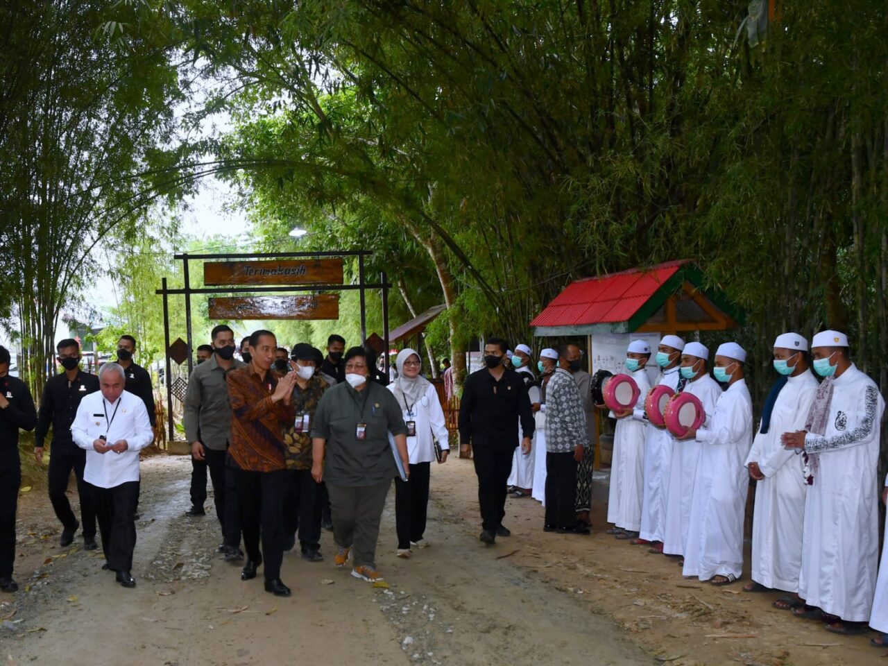 Foto Serahkan Sk Hutan Sosial Dan Tora Presiden Jokowi Manfaatkan Untuk Kesejahteraan 7831